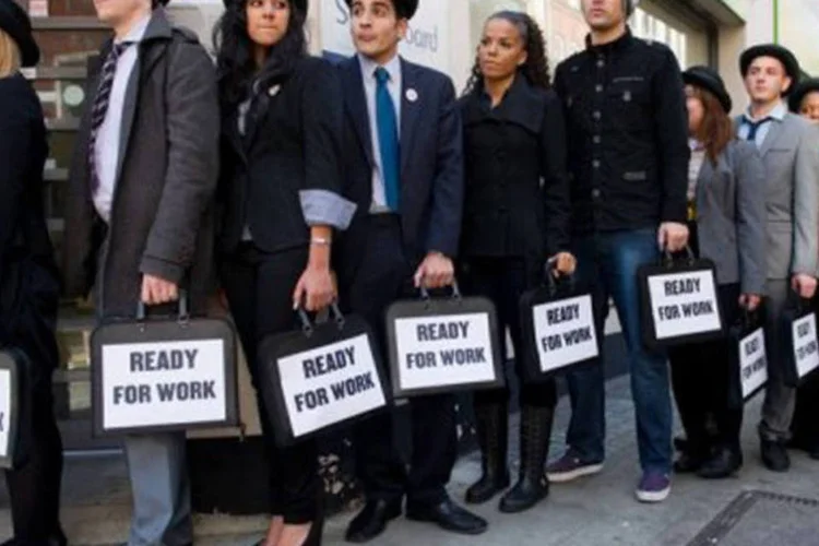 
	Desempregados brit&acirc;nicos aguardam em outubro de 2011 na fila de uma central de empregos em Londres: o maior retrocesso foi registrado entre os jovens de 16 a 24 anos
 (Leon Neal/AFP)