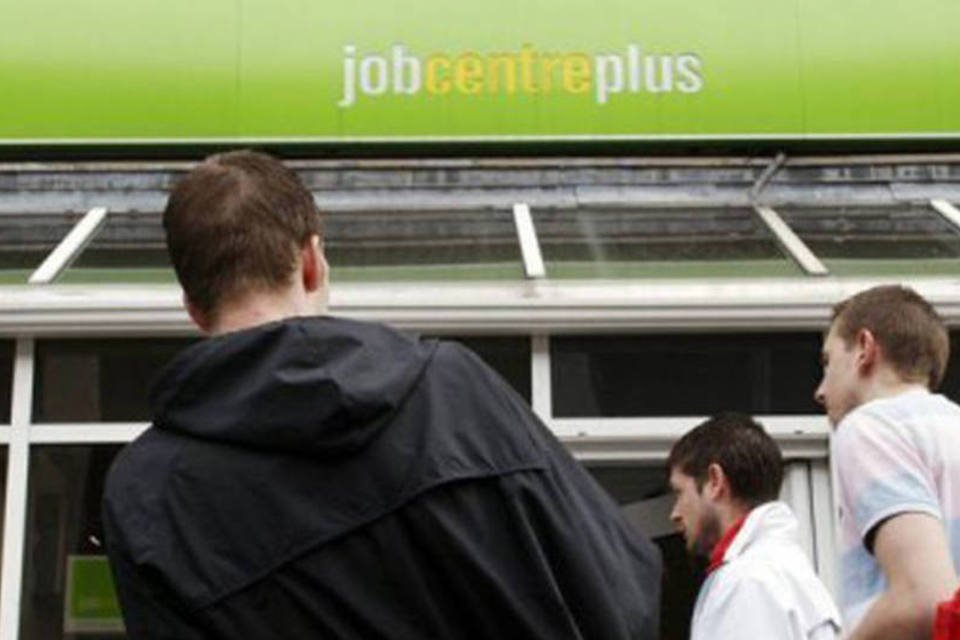 Desemprego no Reino Unido cai nos três meses até julho