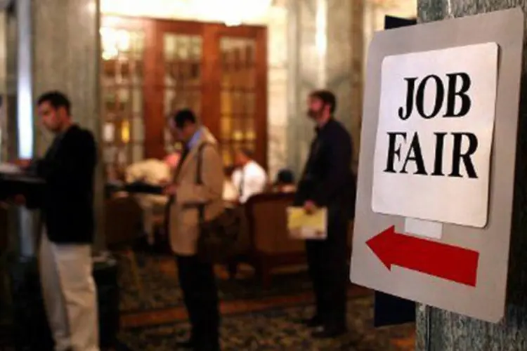 
	Feira de empregos nos EUA: pedidos iniciais de aux&iacute;lio-desemprego ca&iacute;ram em 32 mil, para 300 mil em dados ajustados sazonalmente, na semana encerrada em 5 de abril
 (Justin Sullivan/Getty Images/AFP)