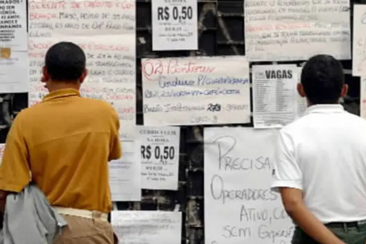 
	Desemprego: em igual per&iacute;odo do ano passado, a taxa de desemprego medida pela Pnad Cont&iacute;nua ficou em 6,9%. No trimestre m&oacute;vel at&eacute; maio deste ano, a taxa havia sido de 8,1%
 (.)