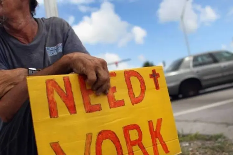 
	Homem pede emprego com placa nos Estados Unidos: mais de 2 milh&otilde;es de milion&aacute;rios receberam seguro-desemprego no pa&iacute;s no auge da crise
 (Joe Raedle/Getty Images)