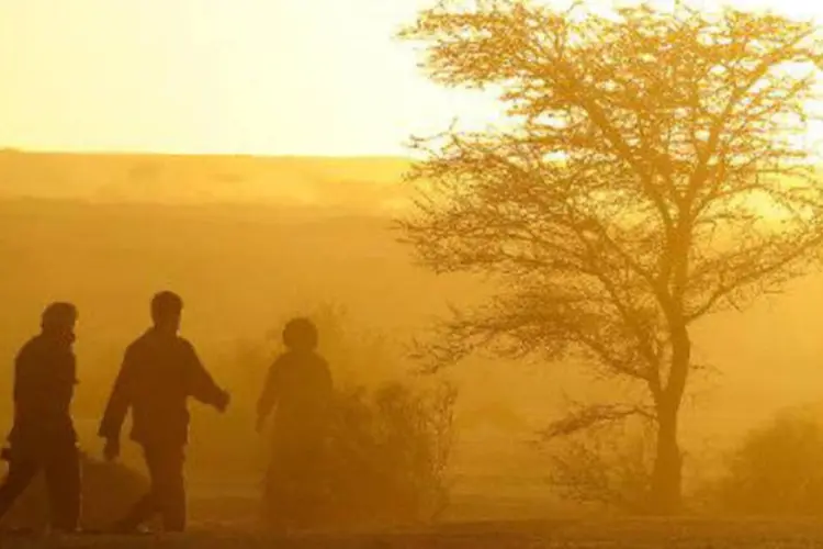 
	Emigrantes nigerinos no deserto:&eacute; comum traficantes abandonarem imigrantes no deserto, condenando-os &agrave; morte certa
 (AFP)