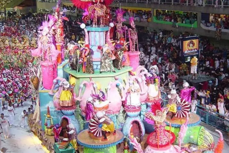 Desfile de Carnaval no Rio de Janeiro: muitos turistas na cidade (Alan Betensley/Wikimedia Commons)