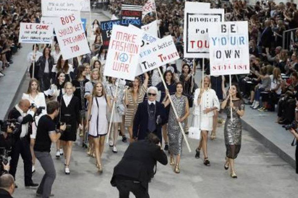 Lagerfeld desfila manifestação feminista para a Chanel