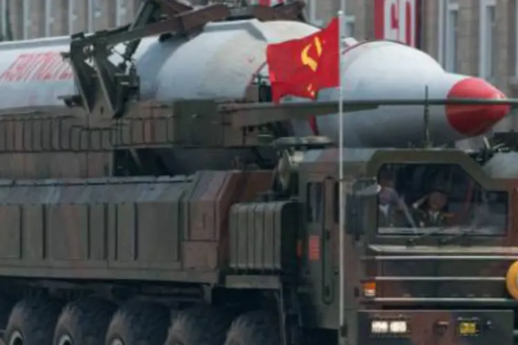 Desfile militar na Coreia do Norte: "vemos os lançamentos de mísseis como um ato provocativo calculado", disse porta-voz do ministério da Defesa de Seul (Ed Jones/AFP)