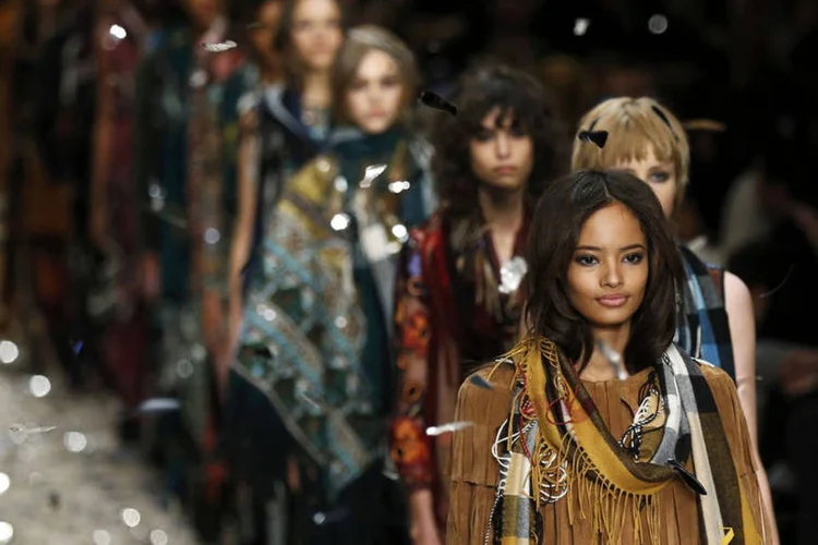 
	Burberry: esta mudan&ccedil;a acontece depois de uma queda das vendas da marca em Hong Kong
 (Suzanne Plunkett / Reuters)