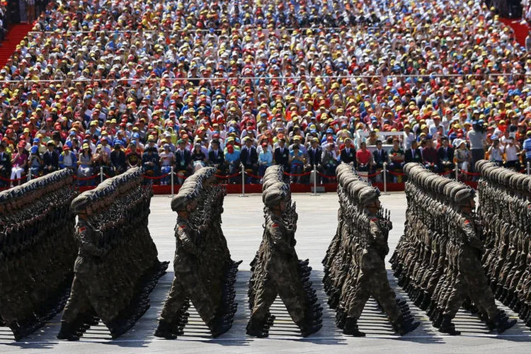
	Desfile Militar: &quot;China e Djibuti s&atilde;o pa&iacute;ses amigos e agora estamos tendo consultas sobre a constru&ccedil;&atilde;o de um centro log&iacute;stico.&quot;
 (Reuters / Damir Sagolj)