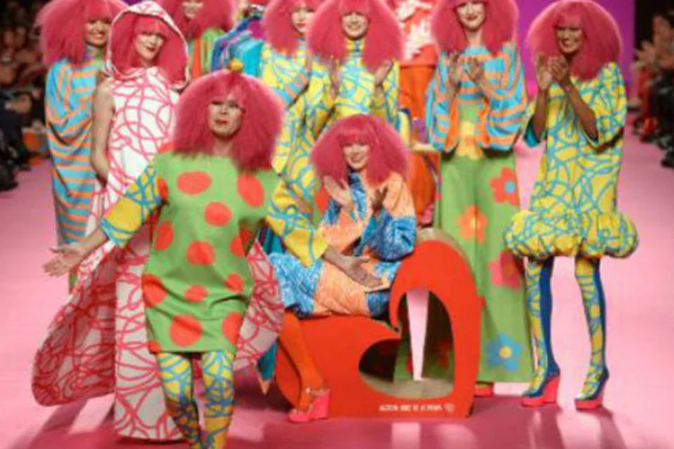 Modelos desfilam coleção de Agatha Ruiz de la Prada: grande variedade pode impedir Madri de fixar sua imagem (Dani Pozo/AFP)
