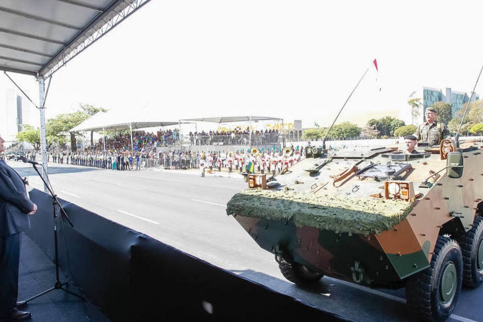 Parada em SP tem manifestação em apoio às Forças Armadas