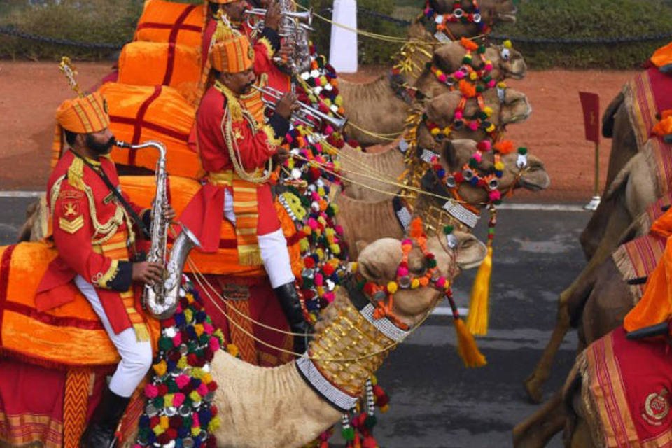 Hollande conclui visita à Índia com desfile colorido