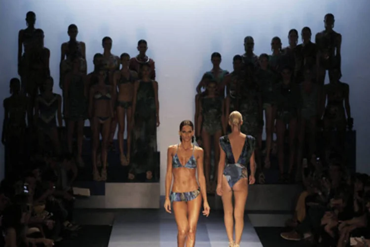 Modelos apresentam as criações da moda de verão da Água de Coco, durante a São Paulo Fashion Week (Nacho Doce/Reuters)