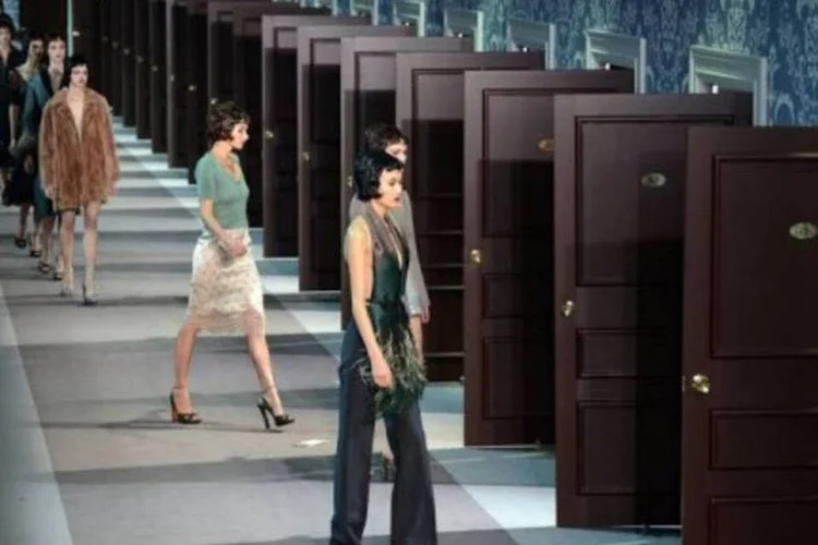 As modelos entravam e saíam dos quartos, no cenário que reproduziu um hotel de luxo: o desfile aconteceu no nono e último dia da Semana de Moda de Paris. (©afp.com / Martin Bureau)