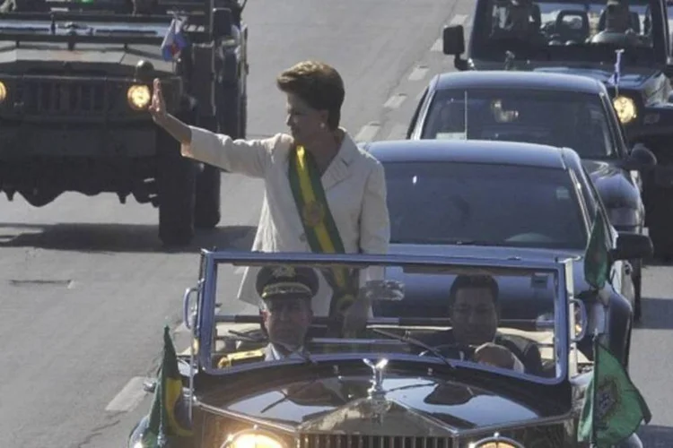 Dilma: presidente acena para multidão (AGÊNCIA BRASIL)
