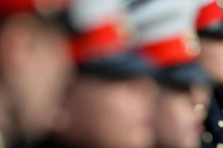 
	Desfile de cadetes em Londres: unidade havia encontrado o ferido enquanto buscava insurgentes que haviam atacado uma patrulha
 (AFP)