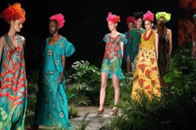 Desfile na São Paulo Fashion Week: modelos brasileiras denunciam esquema de exploração na Índia (©AFP / Yasuyoshi Chiba)