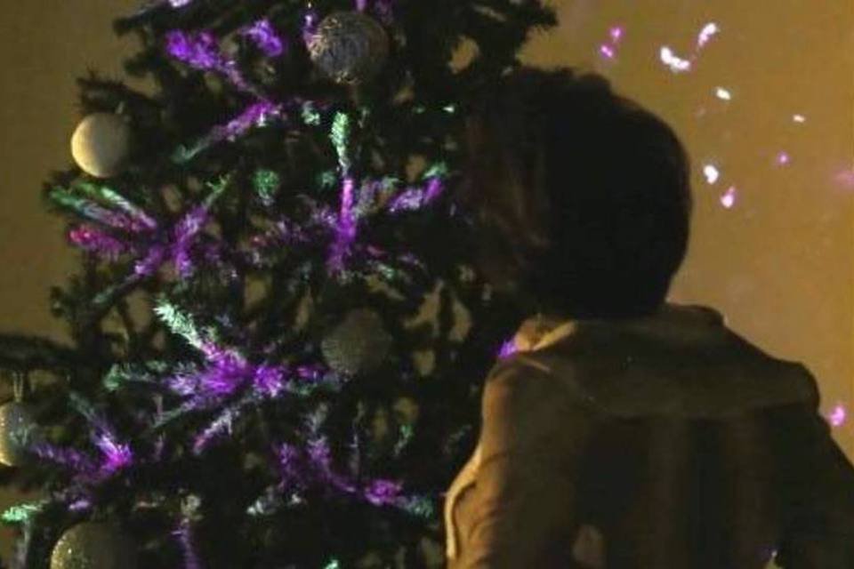 Estúdio ilumina árvore de Natal com projeção mapeada