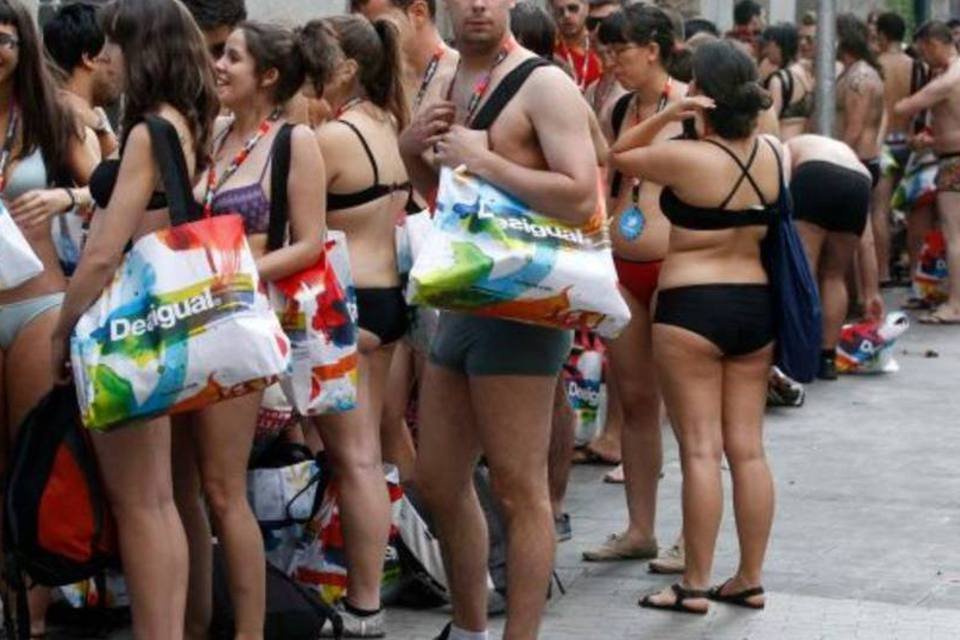 Loja dá roupa de graça aos primeiros 100 clientes seminus