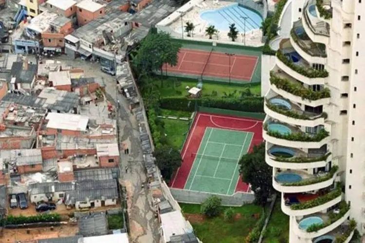 
	Imagem cl&aacute;ssica de desigualdade social: quando levada em considera&ccedil;&atilde;o, o Brasil cai doze posi&ccedil;&otilde;es no ranking de desenvolvimento humano
 (Tuca Vieira/Wikimedia Commons)