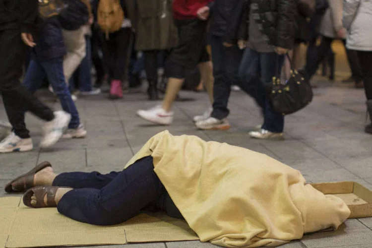 
	Homem dormindo em uma cal&ccedil;ada de Hong Kong: desigualdade social pode ser ainda maior do que imaginada
 (Jerome Favre/Bloomberg)