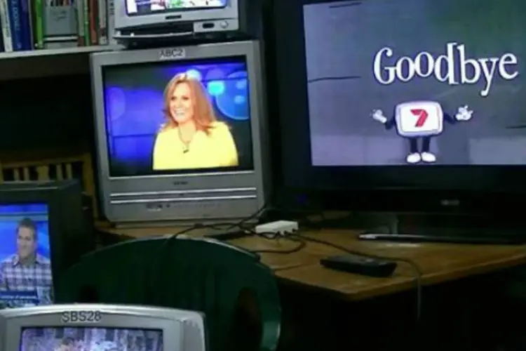 Desligamento do sinal analógico de TV na Austrália: um usuário resolveu filmar vários televisores ligados exatamente no momento em que aparelhos perdem o sinal (Reprodução/YouTube/Reprodução)