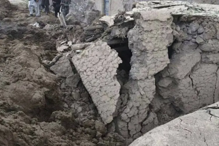 Deslizamento de terra no Afeganistão: governador disse que as equipes de resgate estavam trabalhando, mas sem equipamentos adequados, e por isso apelam para pás (Stringer/Reuters)