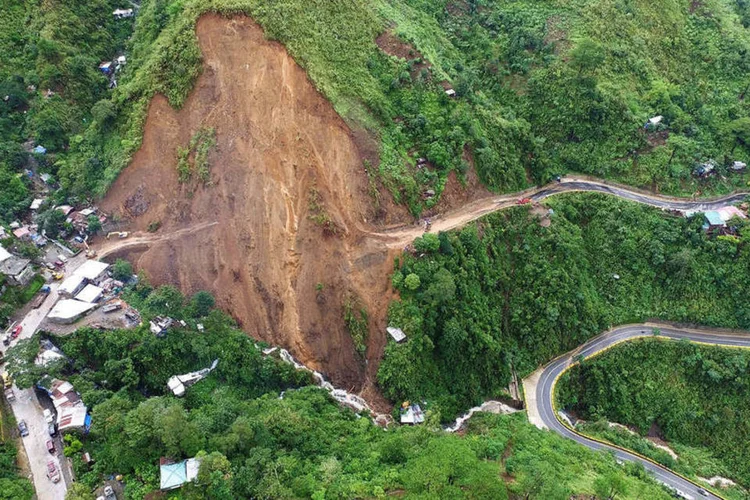 
	Deslizamento de terra no sul do Jap&atilde;o ap&oacute;s tuf&atilde;o Goni: foram cancelados 250 voos e para amanh&atilde; s&atilde;o esperados outros 60 cancelamentos
 (Reuters / Ompong Tan)