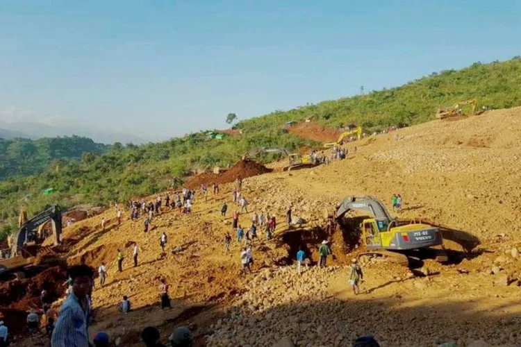 
	O deslizamento &eacute; considerado o pior do ano: cerca de 80 casas ficaram soterradas na aldeia de Sankhatku, na cidade de Hpakant
 (Reuters)