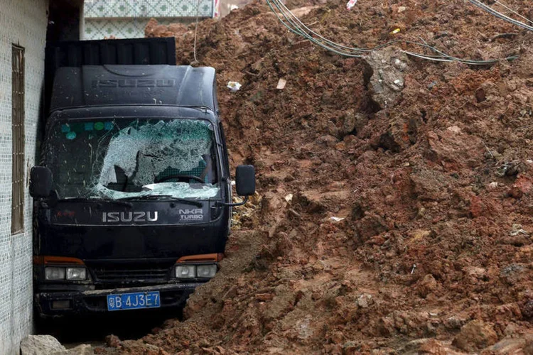 
	Desastre: segundo estudo, o desastre ocorreu ao ser superada a capacidade de armazenamento do dep&oacute;sito de escombros situado junto ao parque industrial
 (Kim Kyung-Hoon / Reuters)