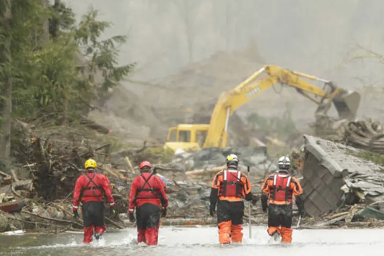 Equipes de resgate buscam por mais sobreviventes do deslizamento em Oso, Washington (Ted S. Warren-Pool/Getty Images)