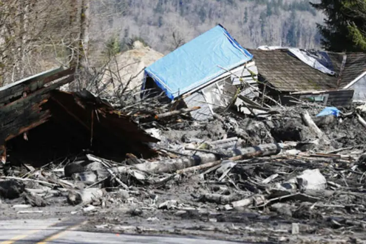 Destroços deixado pelo deslizamento de terra ocorrido na Highway 530 perto de Oso, em Washington (Lindsey Wasson/Reuters)