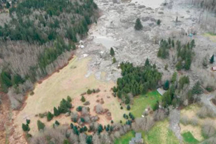 
	Vista a&eacute;rea da regi&atilde;o atingida por deslizamento de terra pr&oacute;xima a Oso, em Washington: a instabilidade do terreno e a amea&ccedil;a de novas chuvas complicam os trabalhos de resgate
 (AFP)