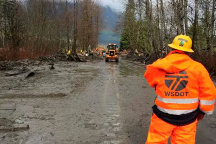
	Funcion&aacute;rios limpam rodovia pr&oacute;xima &agrave; deslizamento em Oso, Washington: autoridades j&aacute; deram, at&eacute; agora, 25 mortos
 (AFP)