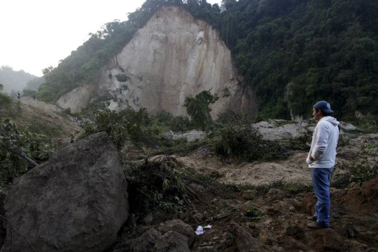 
	Morador olha local destru&iacute;do por deslizamento na Guatemala: S&aacute;nchez explicou que os socorristas retornaram ao local do desastre, mas que o resgate poder&aacute; ser suspenso caso volte a chover na regi&atilde;o, 15km a oeste da capital
 (Josue Decavele/Reuters)