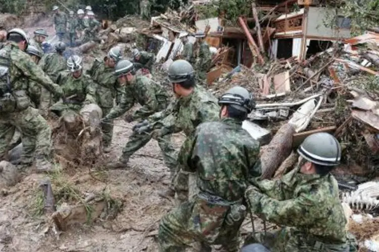 Forças de segurança buscam vítimas de deslizamento na cidade japonesa de Hiroshima (Jiji Press/AFP)