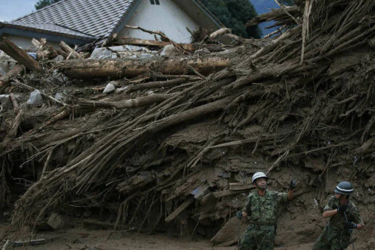Soldados japoneses buscam por sobreviventes em local de deslizamento em Hiroshima (Toru Hanai/Reuters)