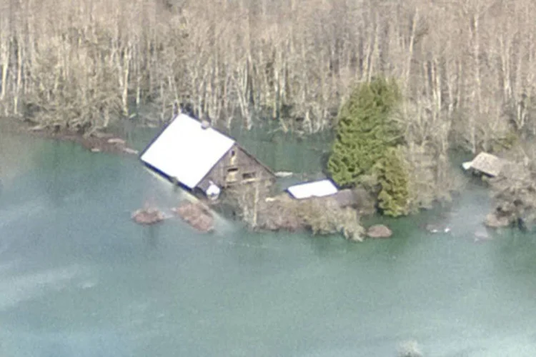 Local afetado por deslizamento de terra nos EUA: deslizamento de terra foi desencadeado depois que barrancos encharcados pela chuva em rodovia perto de Oso, em Washington (Reuters)