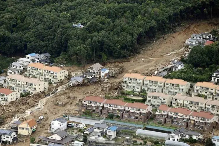 
	Vista a&eacute;rea de deslizamentos de terra, causados por fortes chuvas em Hiroshima
 (Reuters/Kyodo)