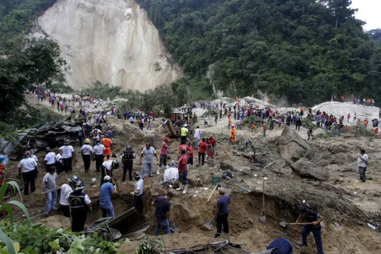 
	Deslizamento na Guatemala: cerca de cem de pessoas est&atilde;o desaparecidas e 125 casas foram danificadas
 (REUTERS/Josue Decavele)