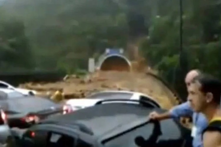 Vídeo amador postado no Youtube mostra o deslizamento ocorrido na Rodovia dos Imigrantes (Reprodução)