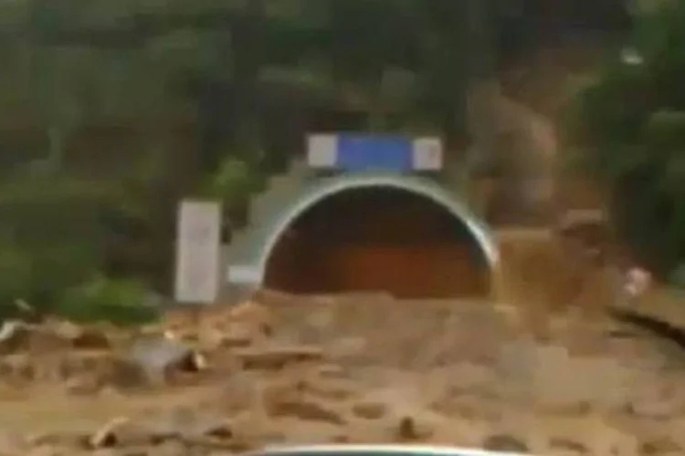 
	A chuva tamb&eacute;m causou&nbsp;deslizamento na rodovia dos Imigrantes: S&atilde;o Sebasti&atilde;o&nbsp;contabilizou nove pontes com perda total e seis interditadas.
 (Reprodução)