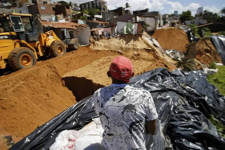Homem olha a destruição causada pelo deslizamento de terra em Mãe Luíza, na zona leste de Natal (Toru Hanai/Reuters)