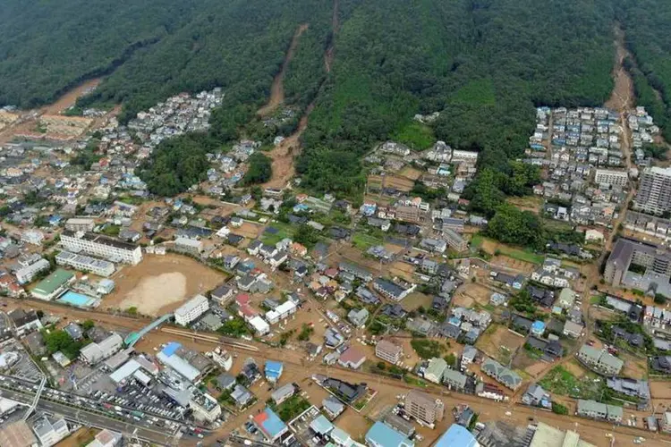 
	Deslizamentos em Hiroshima: as chuvas se intensificaram na regi&atilde;o, o que est&aacute; dificultando as buscas
 (Reuters/Kyodo)