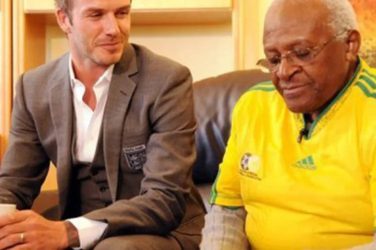 Prêmio Nobel da Paz, Desmond Tutu, ao lado do jogador David Beckham: Tutu pede a "construção de casas, salas de aula e clínicas como nunca antes até agora" (AFP)