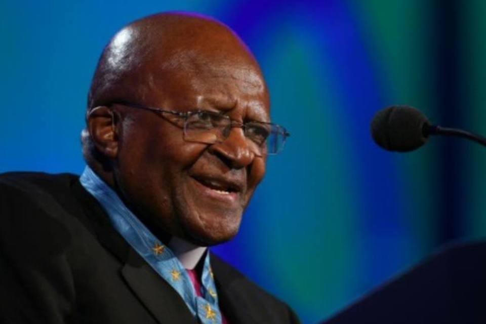 Prêmio Nobel da Paz Desmond Tutu é internado por infecção