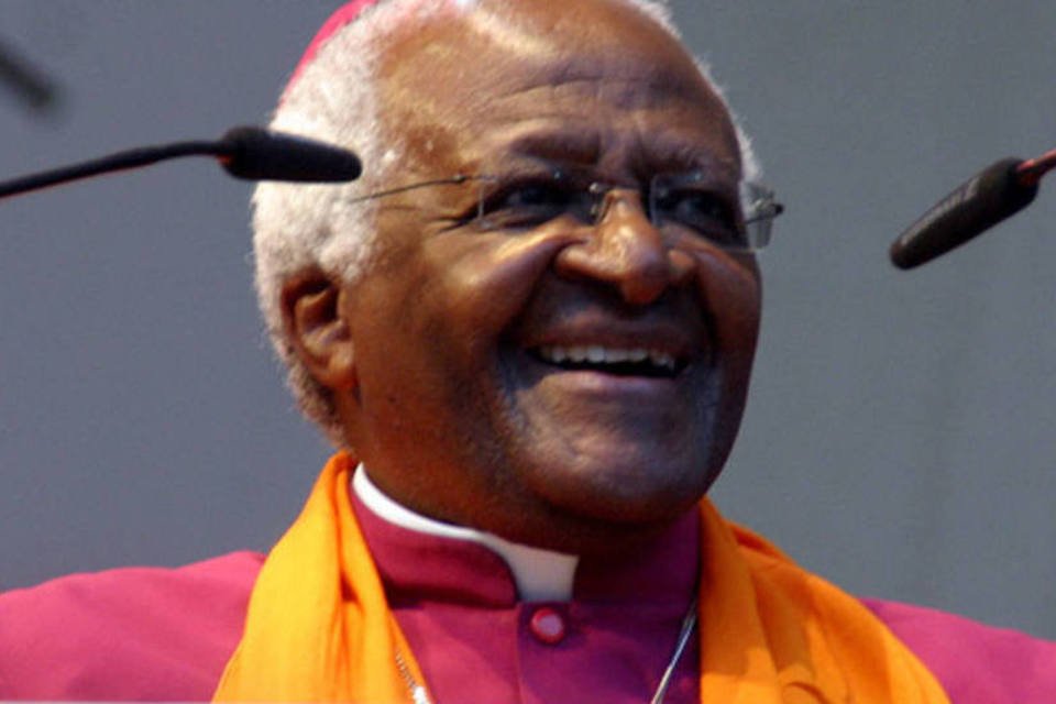 Nobel da Paz Desmond Tutu visita Mandela no hospital