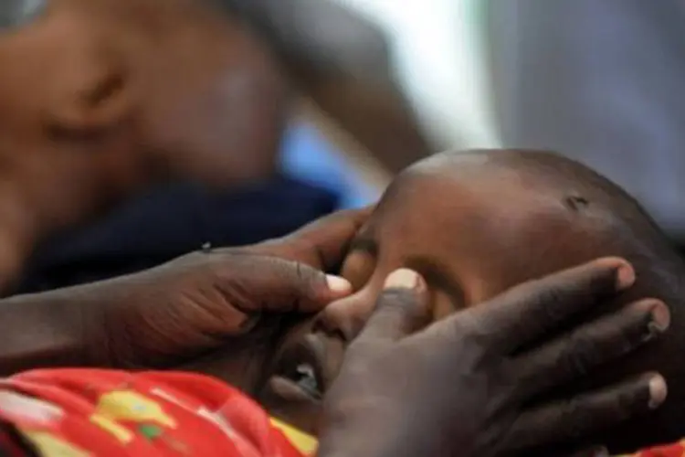 Mãe fecha os olhos de criança somali morta por desnutrição: segundo o relatório, 75% dos pobres e daqueles que sofrem de fome no mundo vivem em áreas rurais (Roberto Schmidt/AFP)