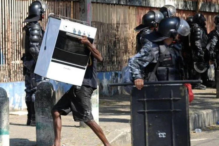 
	Pol&iacute;cia Militar cumpre reintegra&ccedil;&atilde;o de posse: no local, viviam aproximadamente 70 pessoas, a maioria vinda de outros estados, em cerca de 40 barracos de madeira e lona
 (Tomaz Silva/Agência Brasil)