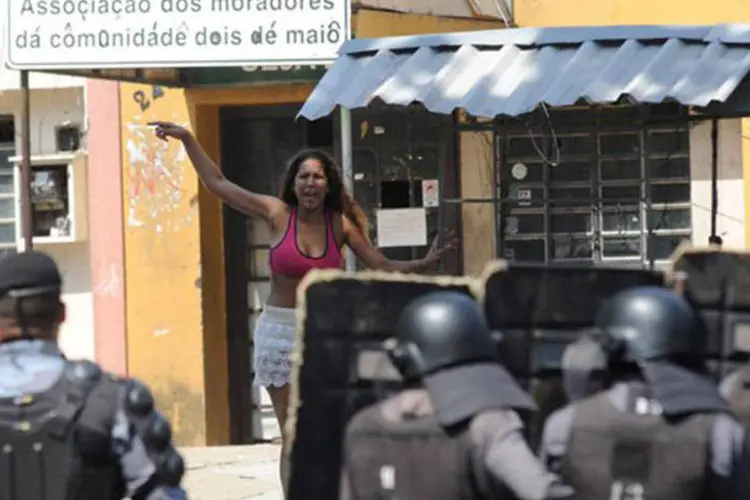 
	Desocupa&ccedil;&atilde;o de terreno da Oi, na zona norte do Rio: os policiais utilizaram bombas de g&aacute;s, spray de pimenta e balas de borracha para entrar no local
 (Tomaz Silva/Agência Brasil)