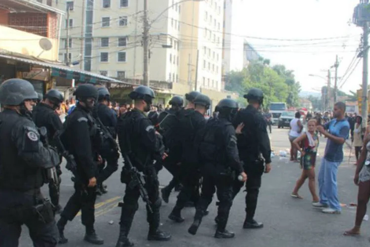 
	Desintegra&ccedil;&atilde;o de pr&eacute;dio da Oi: de acordo com a Abraji, ao prender Bruno Amorim e amea&ccedil;ar com pris&atilde;o outros rep&oacute;rteres, a Pol&iacute;cia Militar do Rio presta um desservi&ccedil;o ao direito &agrave; informa&ccedil;&atilde;o
 (Vladimir Platonow/Agência Brasil)