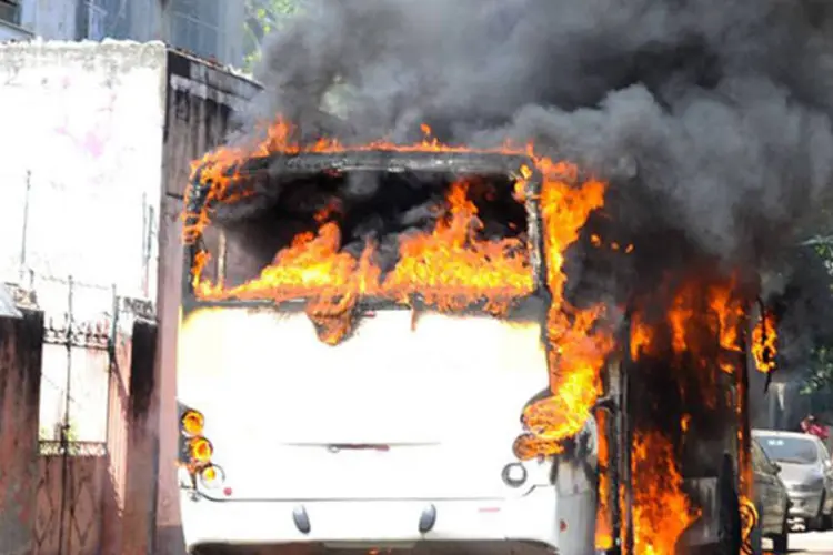 
	&Ocirc;nibus incendiado durante desocupa&ccedil;&atilde;o de terreno da Oi, na zona norte do Rio: somente este ano 31 coletivos j&aacute; foram destru&iacute;dos em inc&ecirc;ndios criminosos no Estado
 (Tomaz Silva/Agência Brasil)